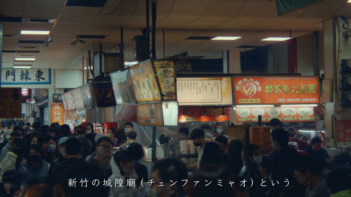 屋台の看板が連なる廟の東側の門