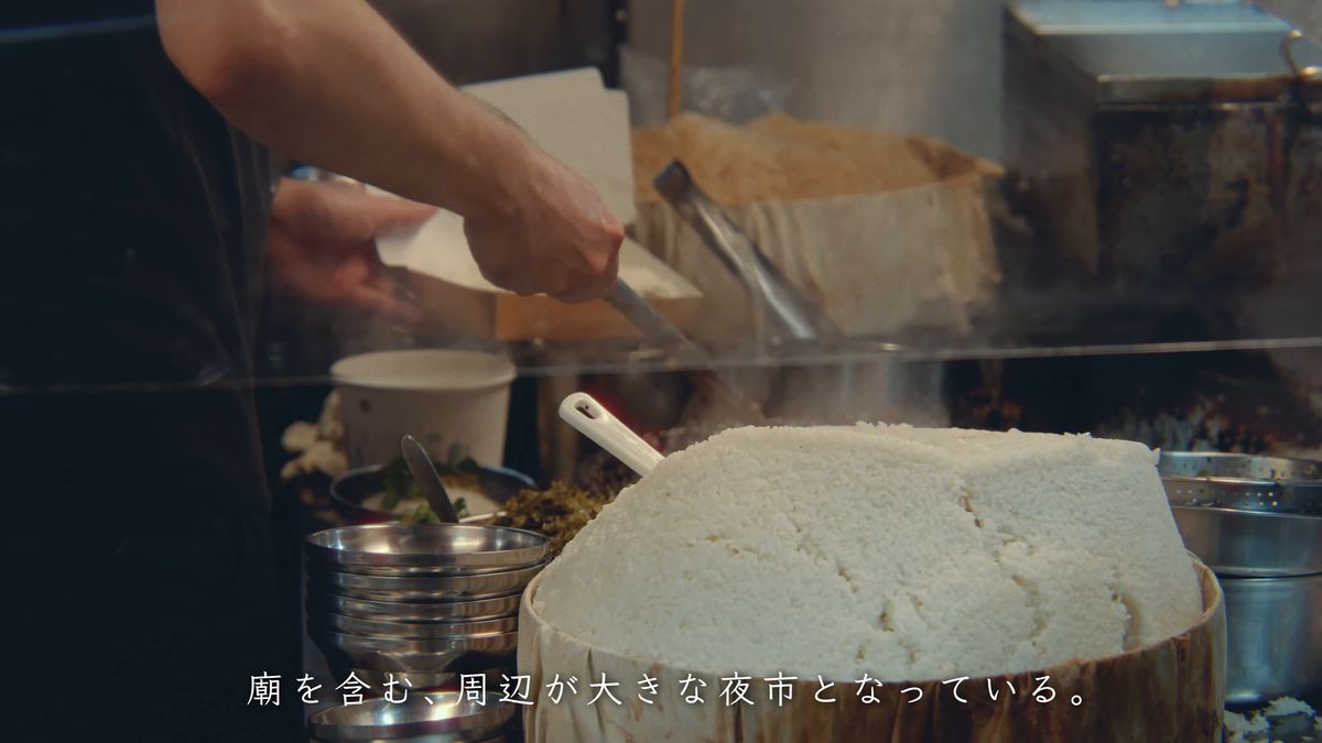 白い山盛りの屋台で紙箱に盛る手元