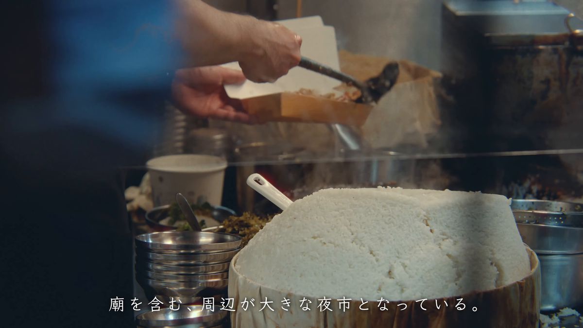 紙箱に盛りつける屋台の手元