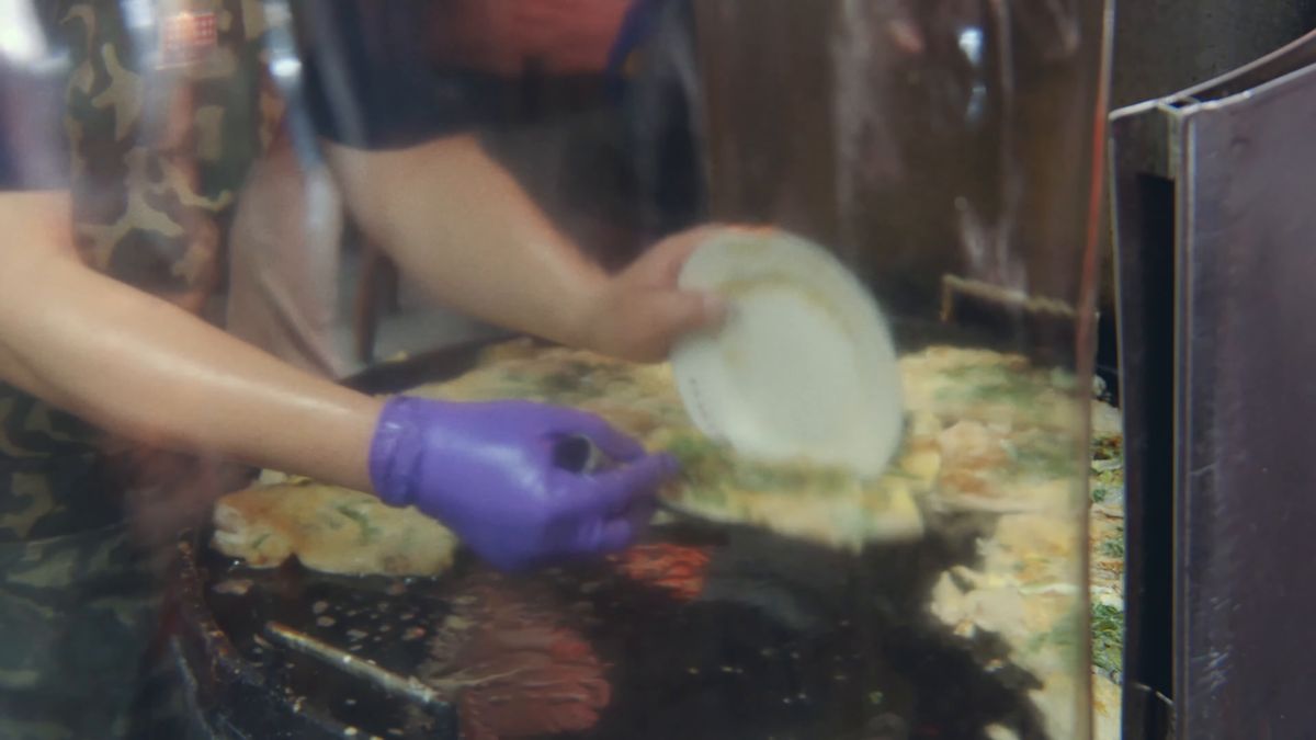 鉄板で焼く手元