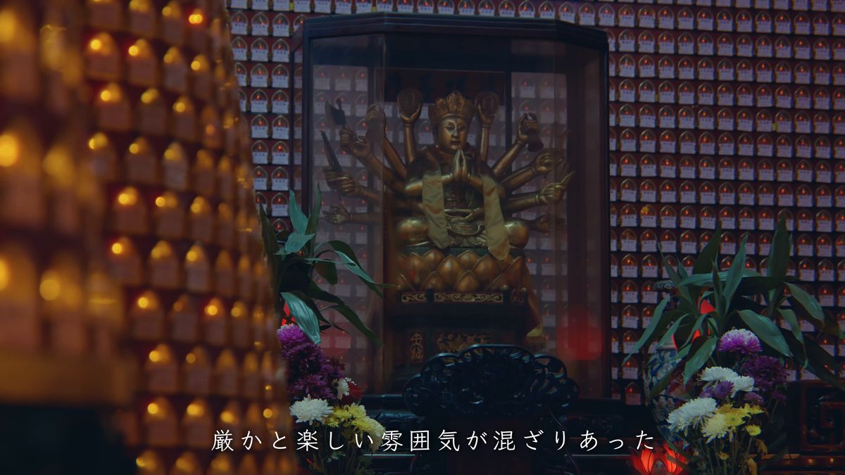 金色の光に囲まれた神像