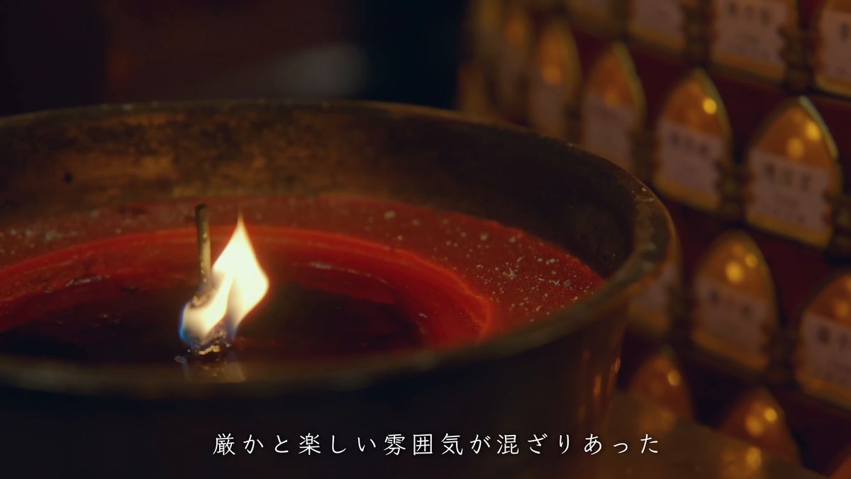赤い器に灯るろうそく