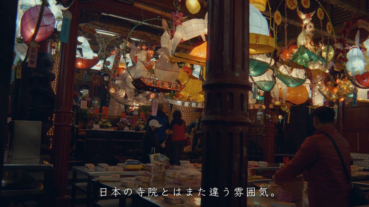 天井一面の色とりどりの花灯