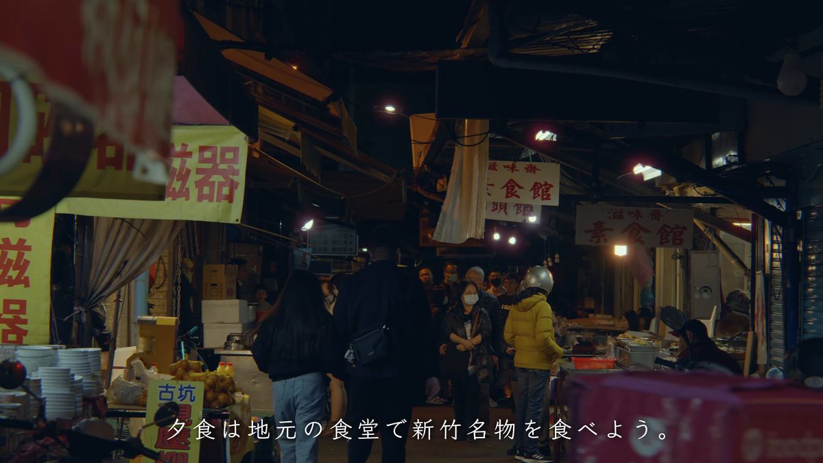 夜の屋台街を行き交う人