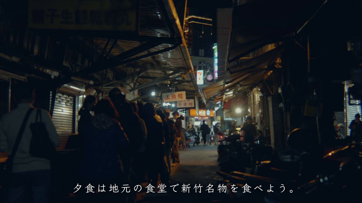 シャッターの下りた夜の路地