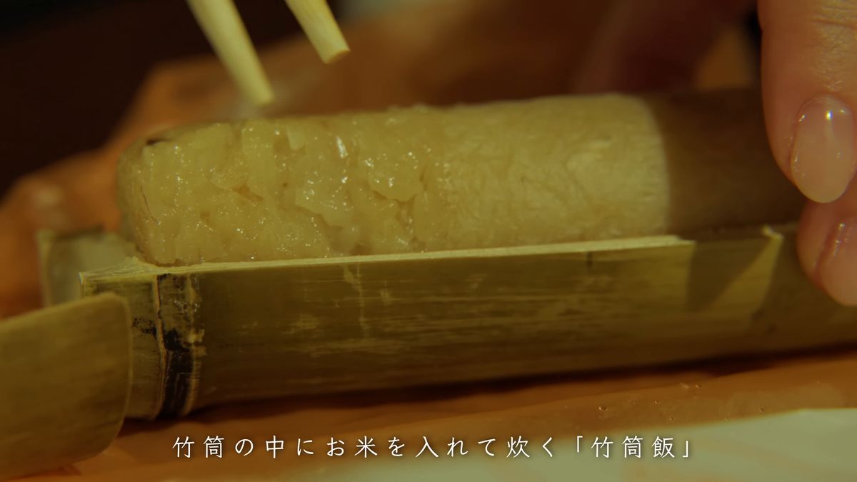 割った竹筒の中のおこわ