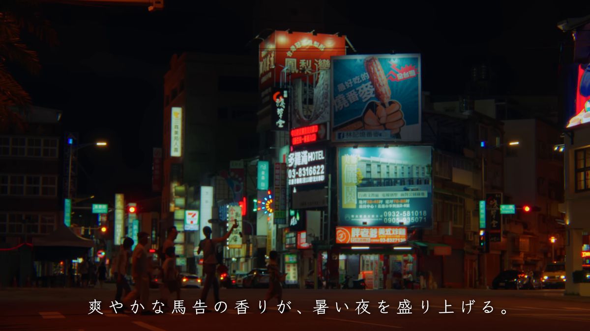 夜の街に光るホテルや店の看板