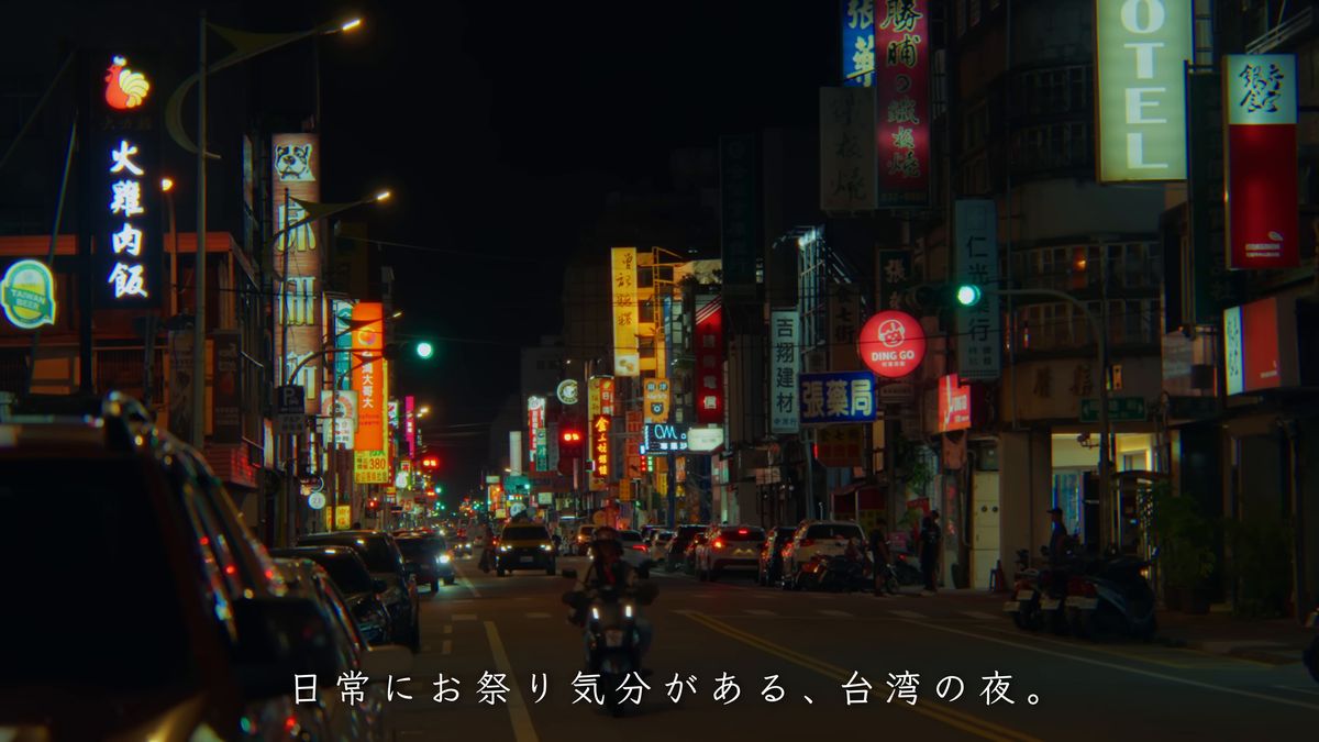 ネオンの灯る夜の大通り