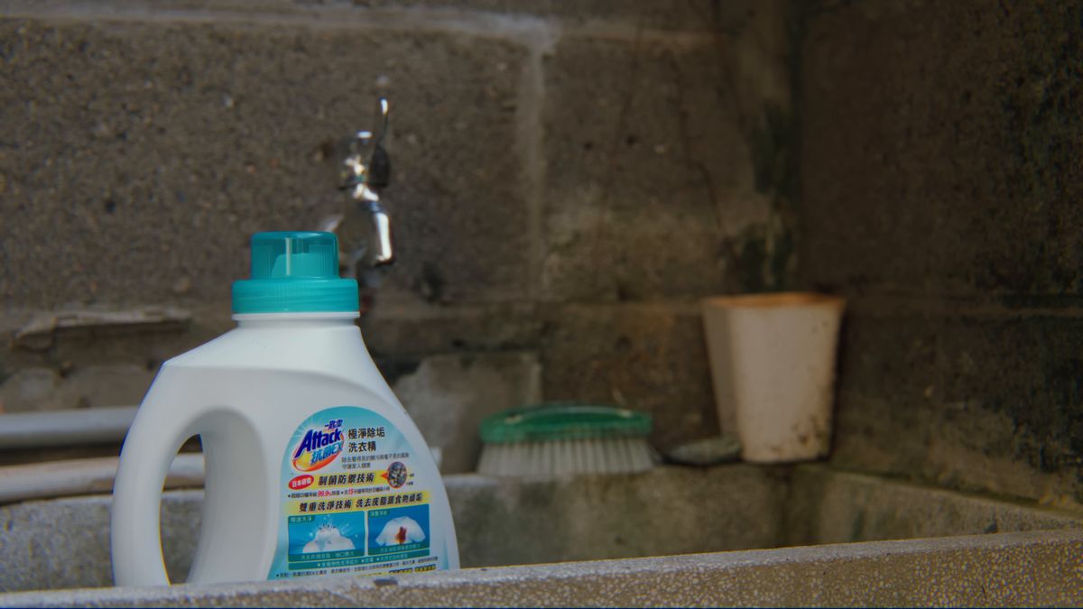 洗い場に置かれた洗剤のボトル