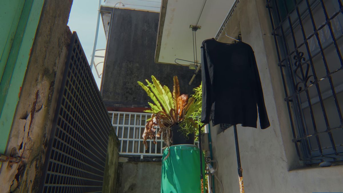 洗濯物が下がる細い路地