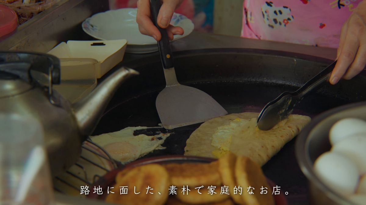 鉄板の上のきつね色の焼き物と卵