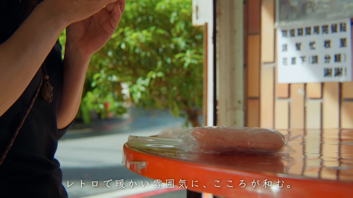 テーブルに置いた袋入りの細長いマカロン