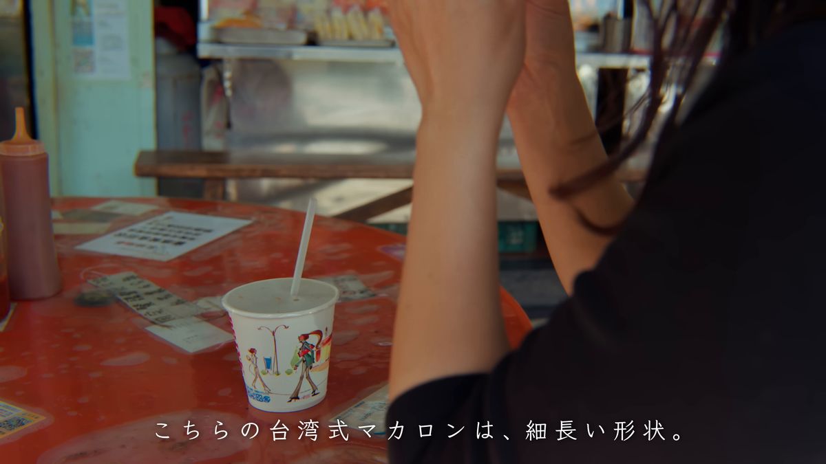 紙コップの紅茶を前に