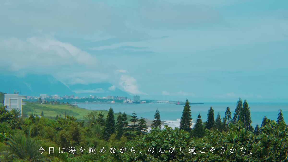 松林の向こうに広がる海岸線と山並み