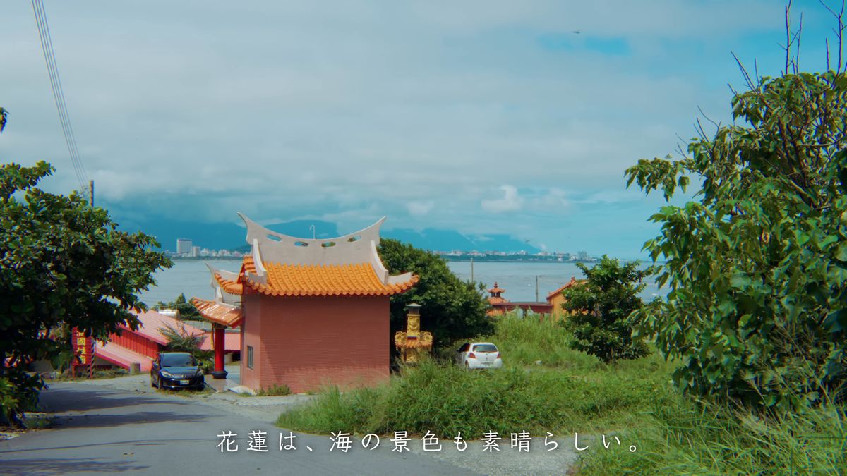 海を背にした橙色の瓦屋根の小さな廟