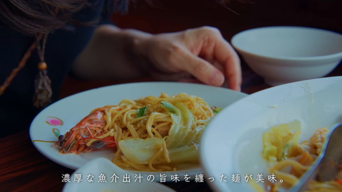 取り皿に盛ったエビと焼きそば