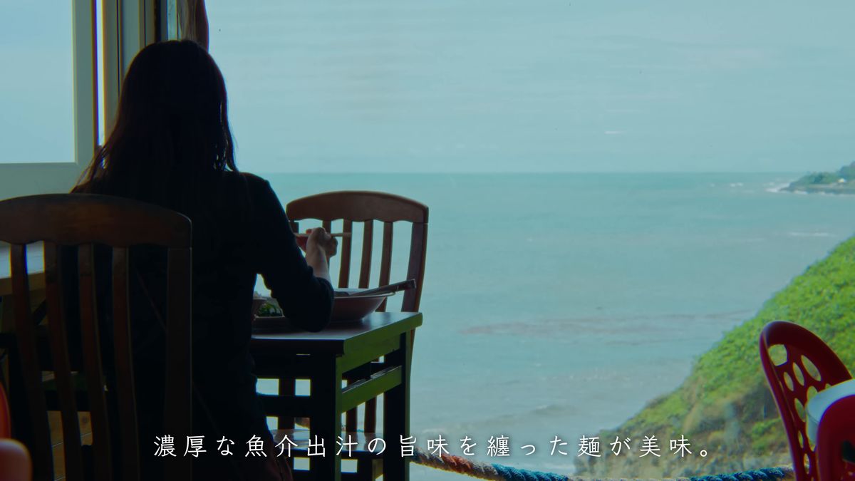 海を望む窓辺の席で食べる後ろ姿