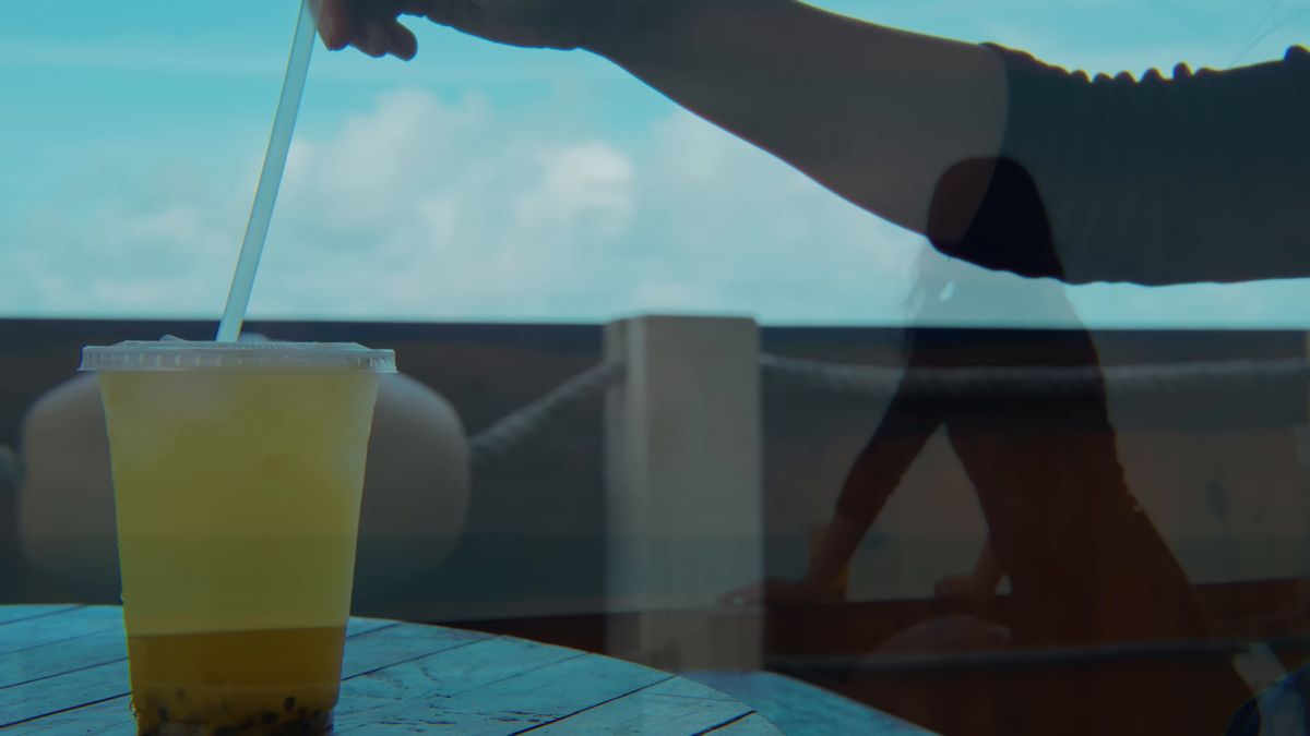 海を背にした檸檬ジュースのカップ