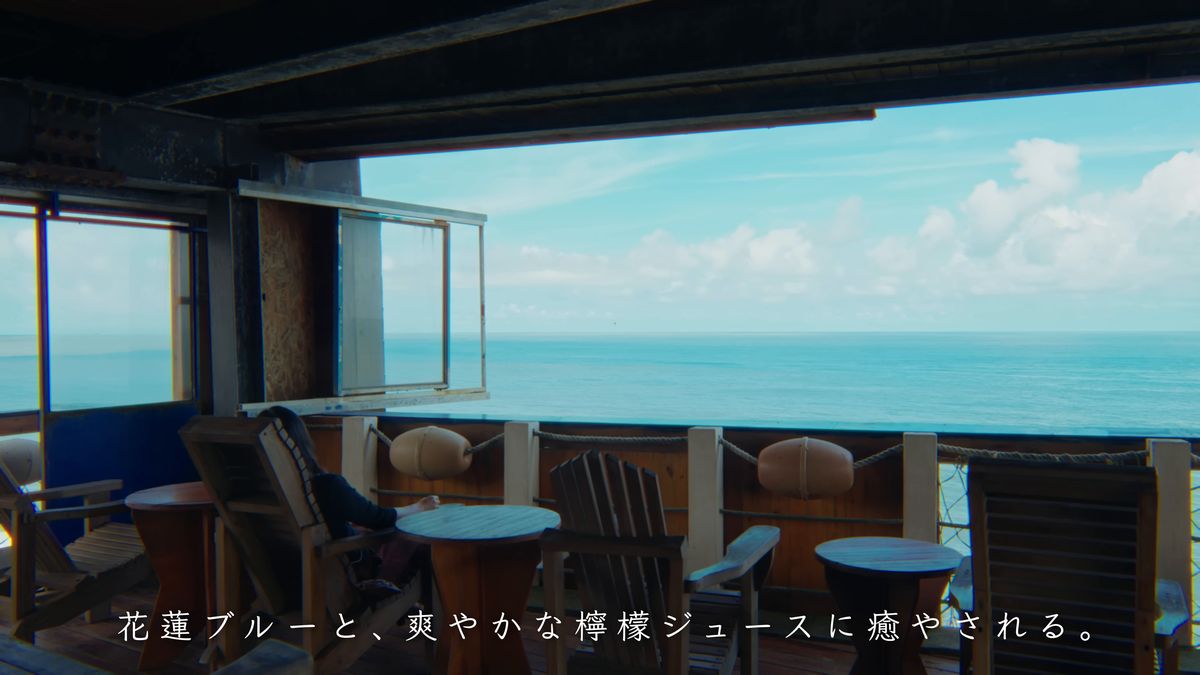 海に向いて椅子が並ぶテラス