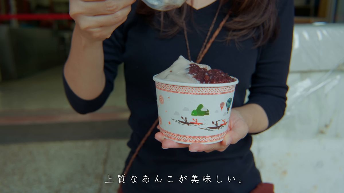 サトウキビ氷のカップを手に
