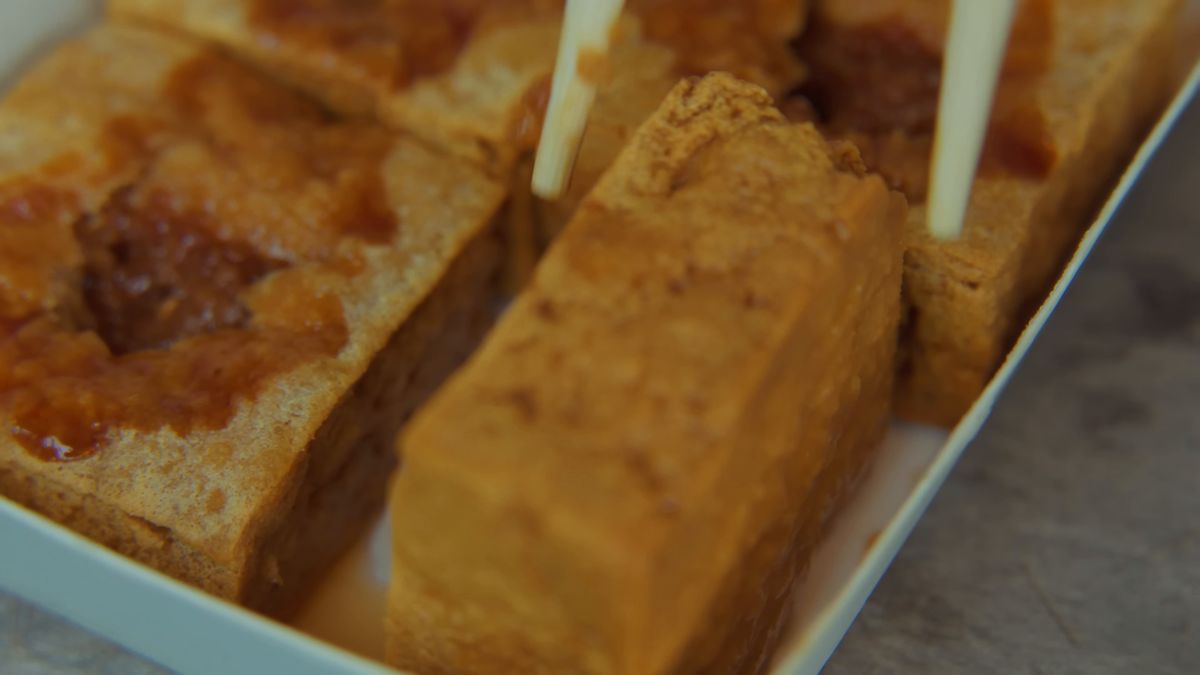 箸でつまんだ臭豆腐の断面