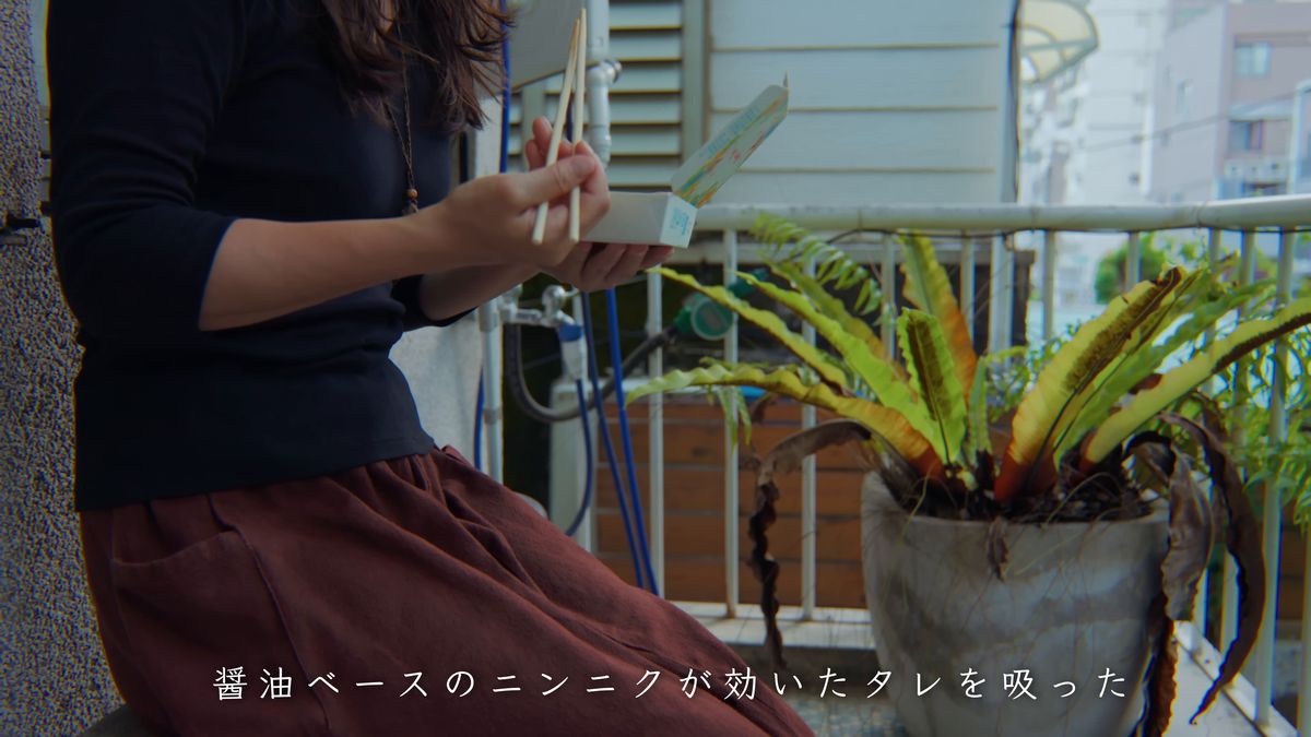 ベランダで臭豆腐の箱を手に