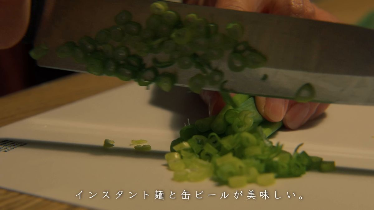 まな板でネギを刻む
