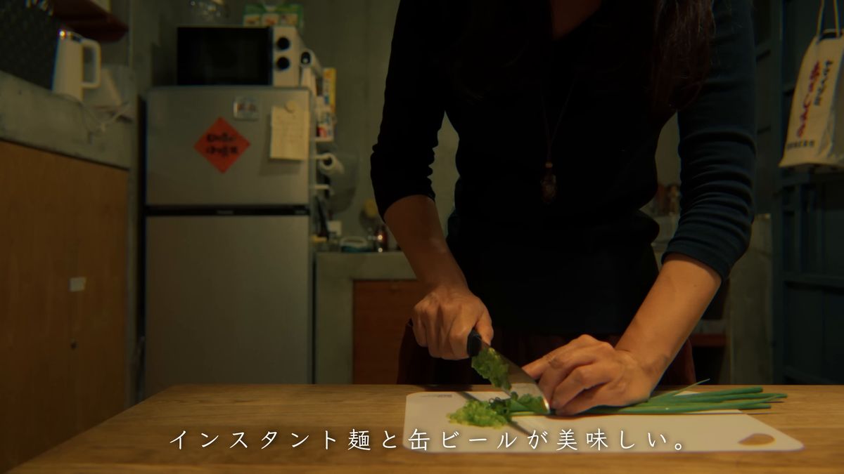 台所でネギを刻む