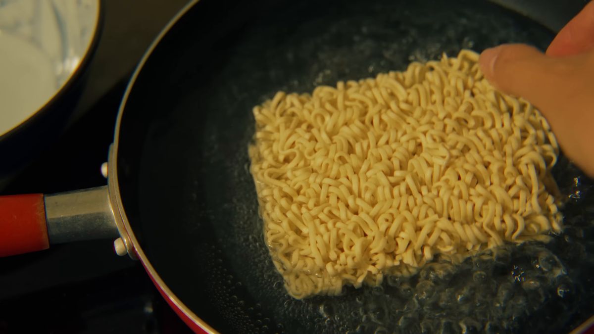 湯に入れた即席麺