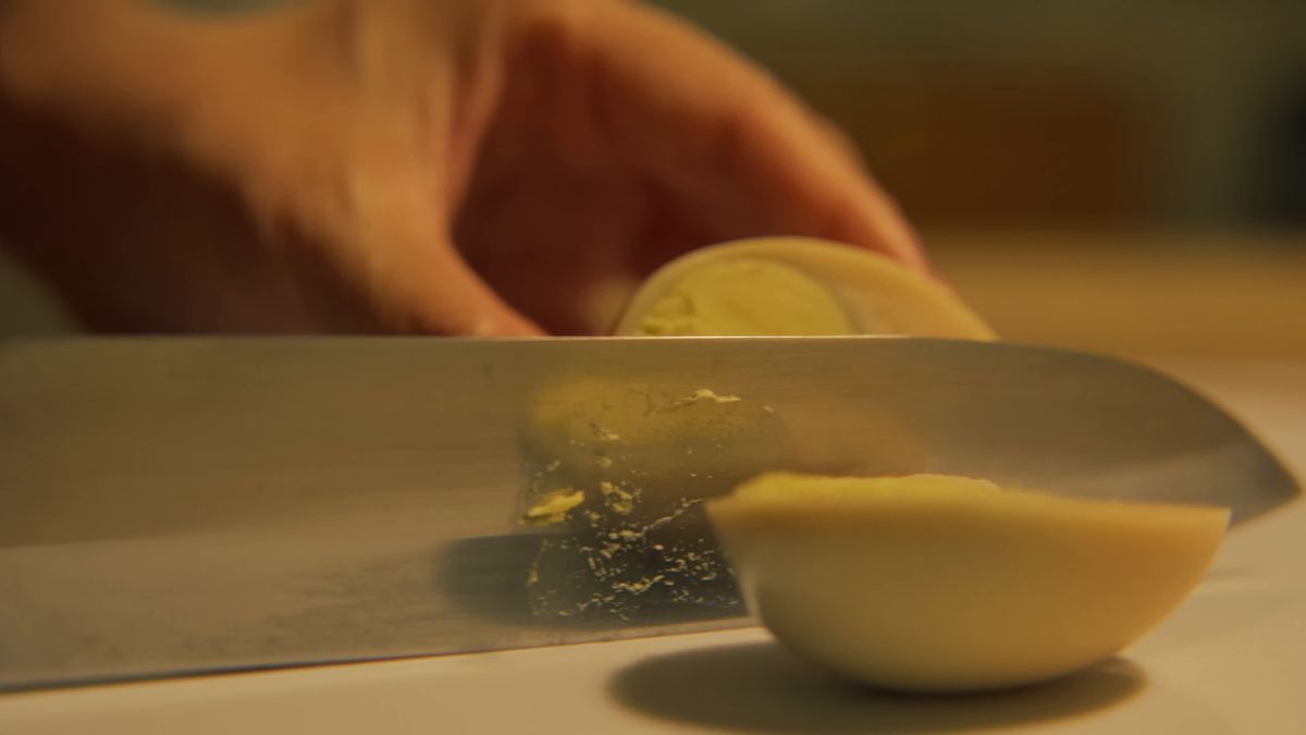包丁で半分に切った味玉