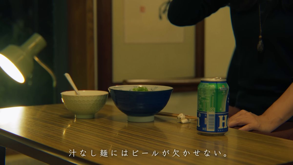 卓上の麺とスープの椀と缶