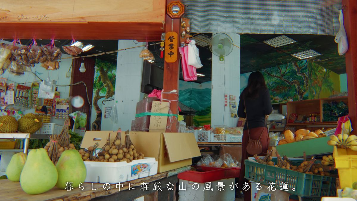 文旦やドリアン、龍眼の並ぶ果物店の店先