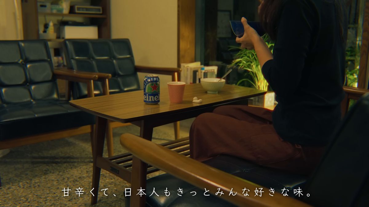 ソファの並ぶ居間でくつろぐ