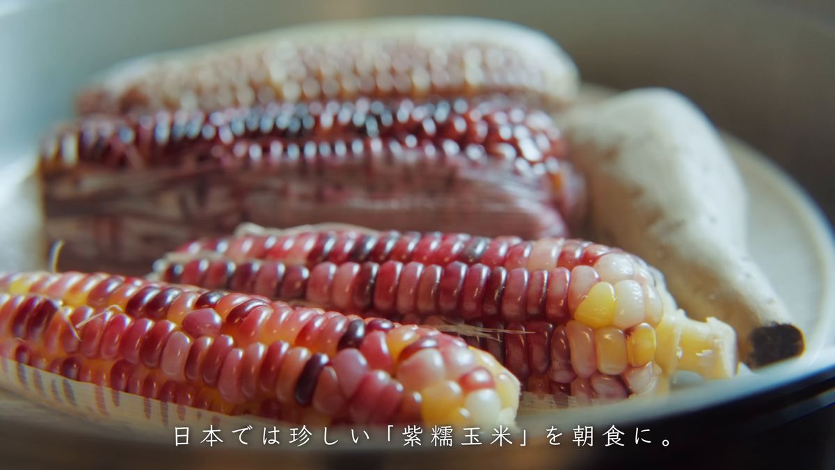 皿に盛った紫糯玉米とさつまいも