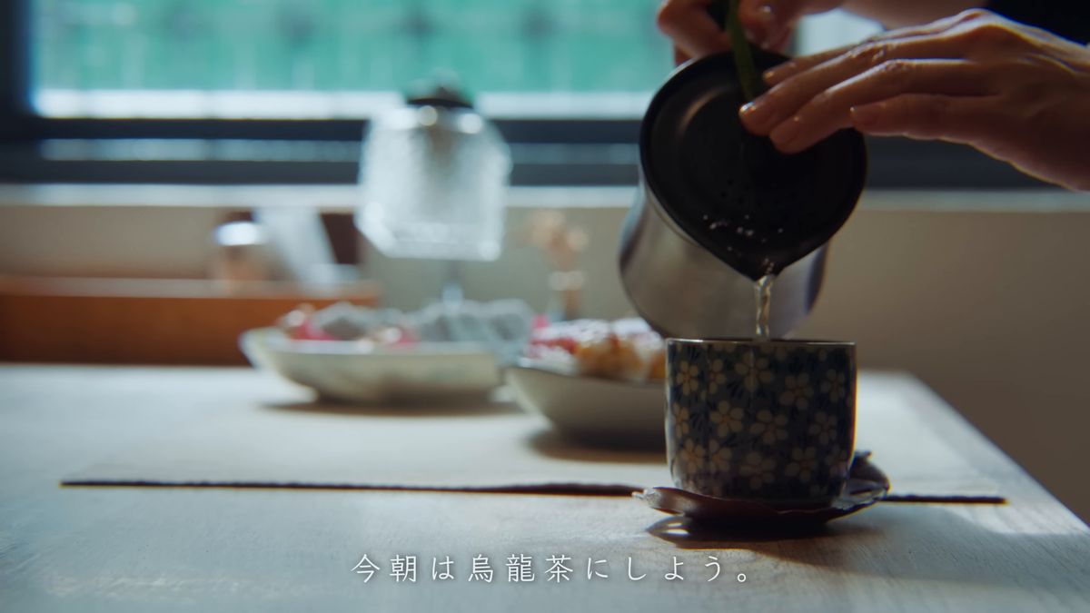 急須から湯呑みに茶を注ぐ手元