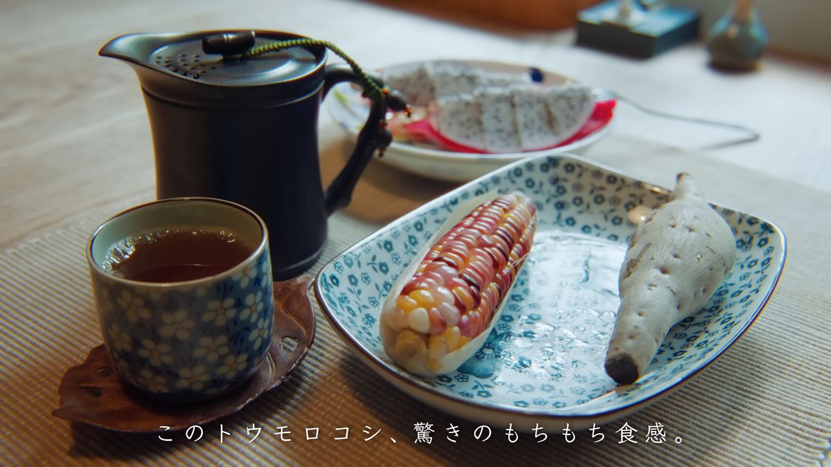 急須と烏龍茶、とうもろこしと芋の朝食