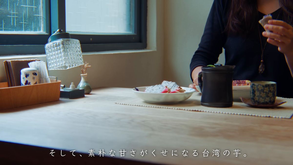 窓辺の食卓で朝食をとる手元