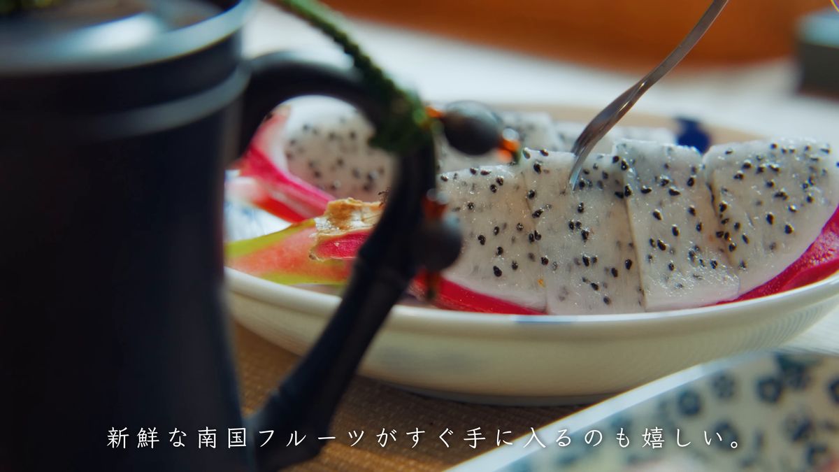 ドラゴンフルーツの皿と黒い急須