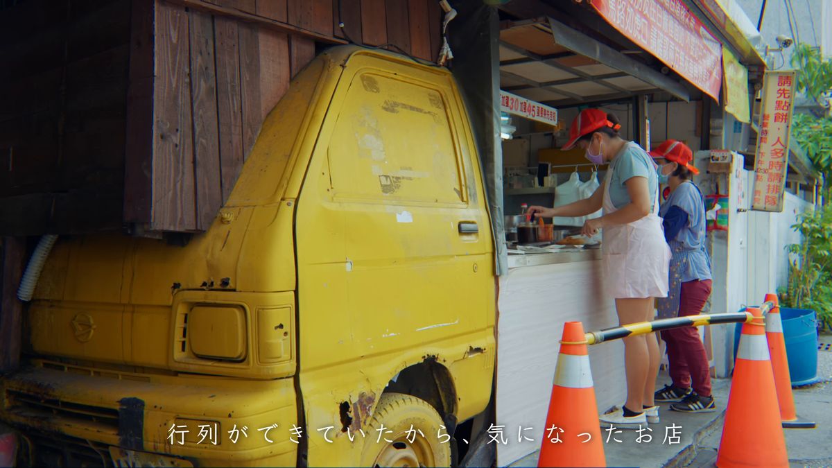 黄色い軽トラの脇の売り場