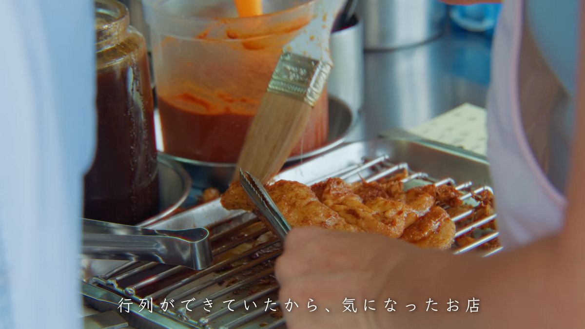 揚げ餅に刷毛でタレを塗る