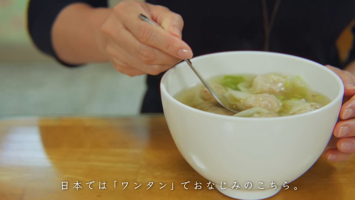 スプーンで扁食をすくう