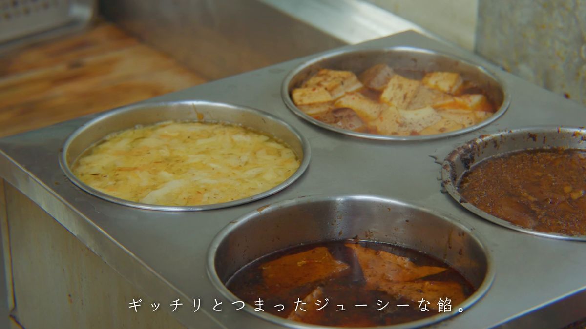 保温鍋に並ぶ煮込み豆腐などの小菜