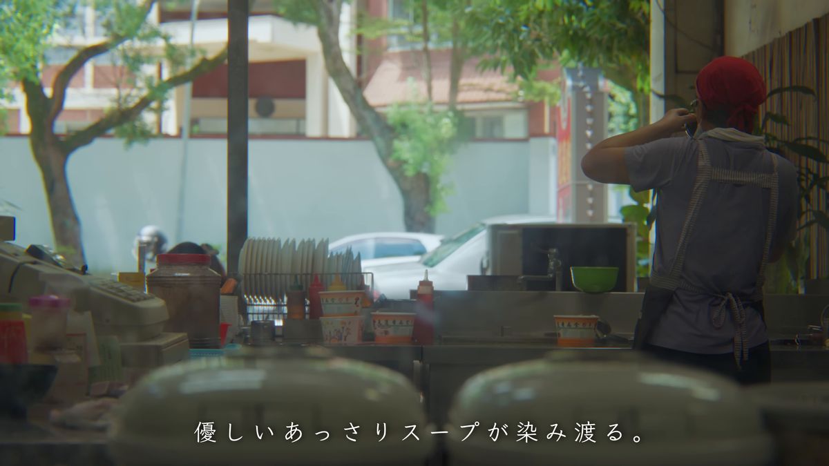 店内から見た通りと調理場の店の人