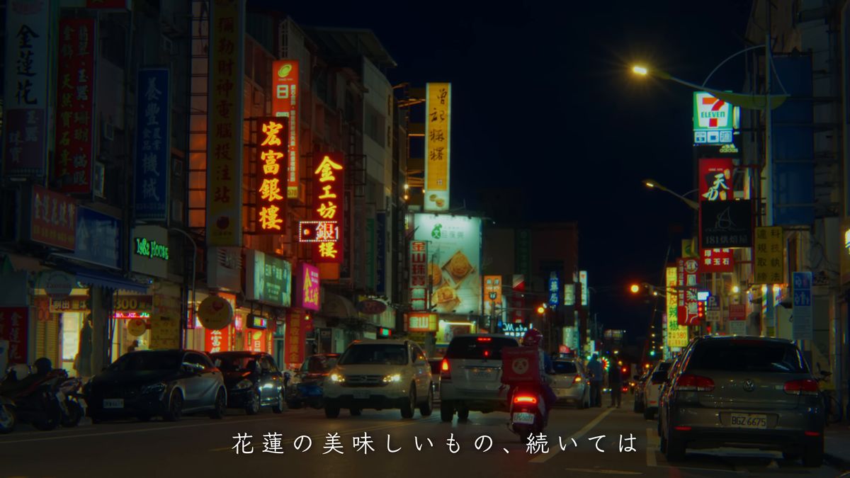 日が暮れたネオンの通り