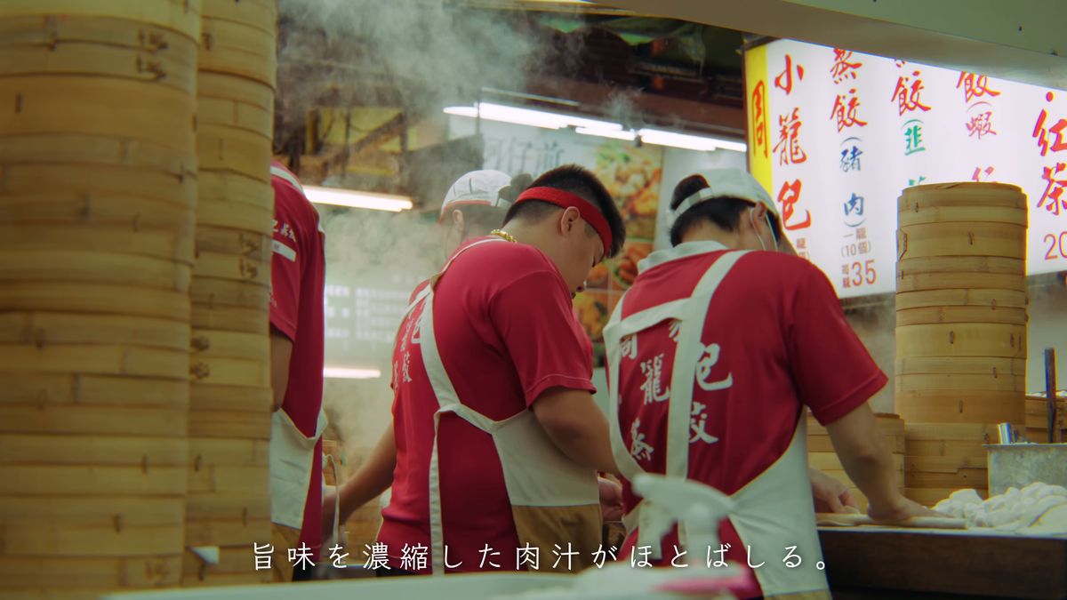 赤いシャツの店の人たちと蒸籠