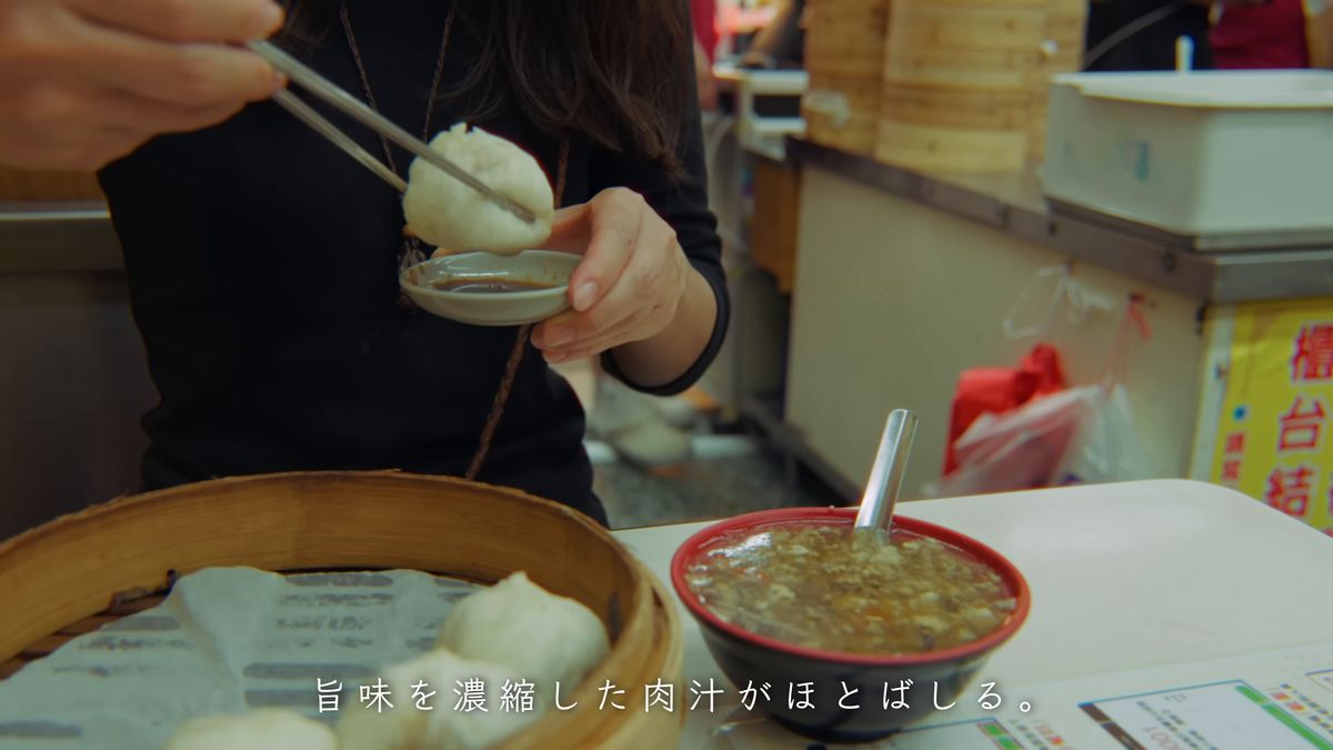箸でつまんだ小籠包