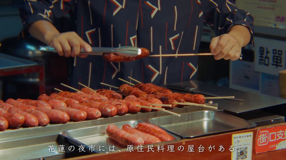鉄板に並ぶ串刺しのソーセージ