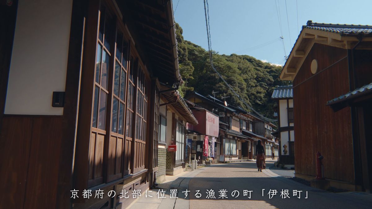 板壁の家が並ぶ山側の路地