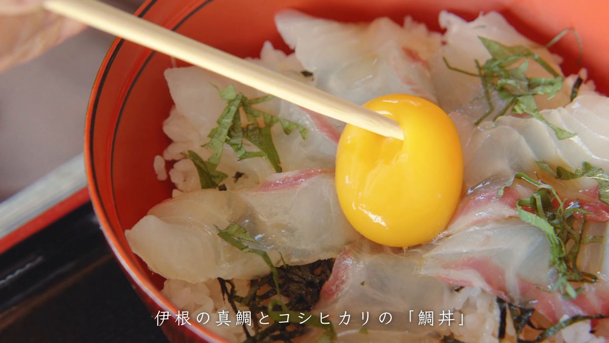 箸で卵の黄身を崩す、鯛丼の寄り