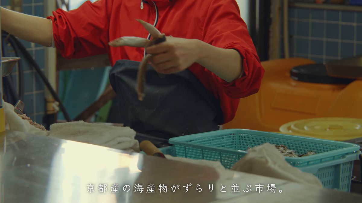魚を袋に詰める店の人の手元